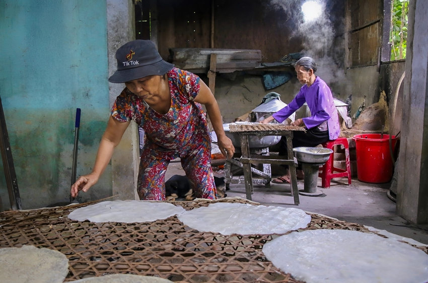 Về thôn Túy Loan xem cụ bà 84 tuổi làm những chiếc bánh tráng được công nhận là Di sản văn hóa phi vật thể quốc gia - Ảnh 2.