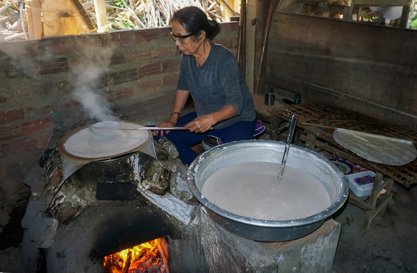 Về thôn Túy Loan xem cụ bà 84 tuổi làm những chiếc bánh tráng được công nhận là Di sản văn hóa phi vật thể quốc gia - Ảnh 7.