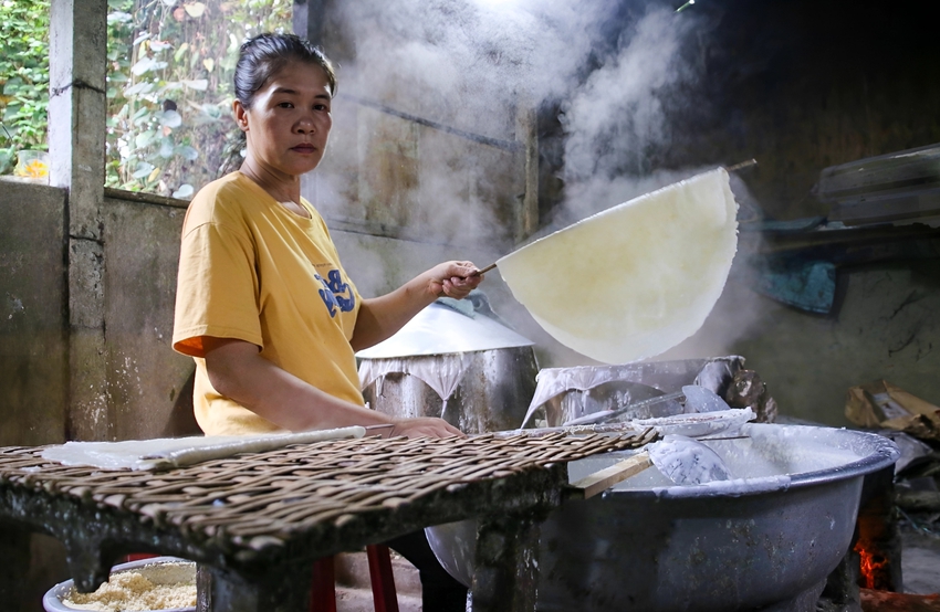 Về thôn Túy Loan xem cụ bà 84 tuổi làm những chiếc bánh tráng được công nhận là Di sản văn hóa phi vật thể quốc gia - Ảnh 6.