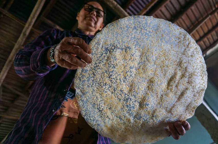 Về thôn Túy Loan xem cụ bà 84 tuổi làm những chiếc bánh tráng được công nhận là Di sản văn hóa phi vật thể quốc gia - Ảnh 10.