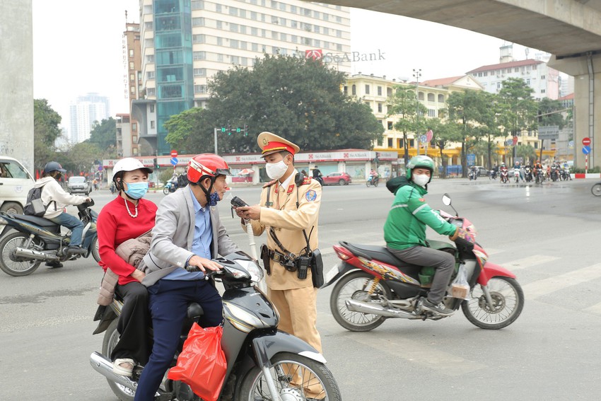 Nâng chén chúc mừng Ngày 8/3, tài xế vi phạm nồng độ cồn, than mất hơn cả tiền đi làm 1 tháng - Ảnh 2.