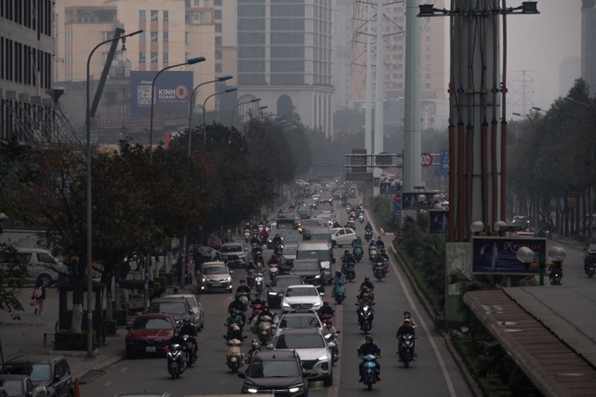 H&agrave; Nội s&aacute;ng nay: &Ocirc; nhiễm bủa v&acirc;y, người d&acirc;n tập thể dục trong kh&ocirc;ng kh&iacute; ở mức độc hại - Ảnh 2.