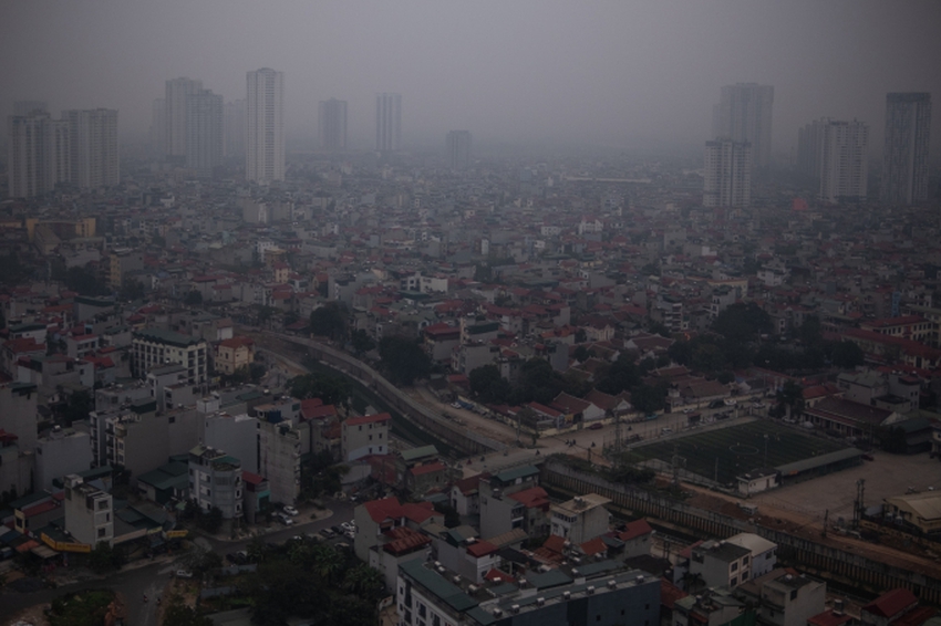 Hà Nội sáng nay: Ô nhiễm bủa vây, người dân tập thể dục trong không khí ở mức độc hại - Ảnh 1.