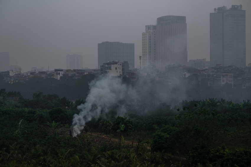 Hà Nội sáng nay: Ô nhiễm bủa vây, người dân tập thể dục trong không khí ở mức độc hại - Ảnh 11.
