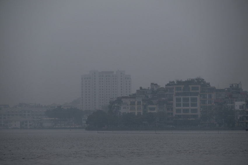 Hà Nội sáng nay: Ô nhiễm bủa vây, người dân tập thể dục trong không khí ở mức độc hại - Ảnh 9.