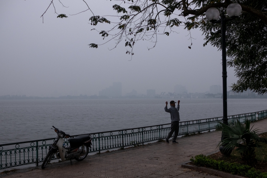 H&agrave; Nội s&aacute;ng nay: &Ocirc; nhiễm bủa v&acirc;y, người d&acirc;n tập thể dục trong kh&ocirc;ng kh&iacute; ở mức độc hại - Ảnh 8.