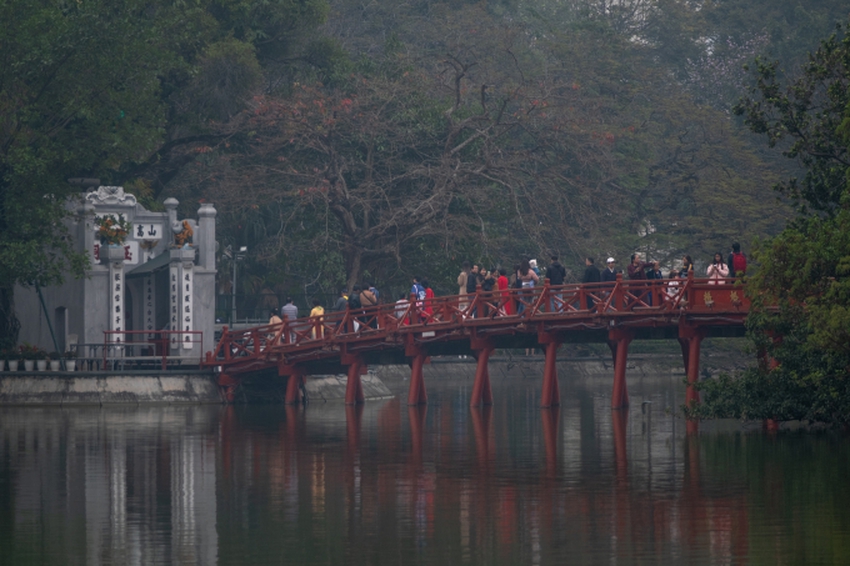 Hà Nội sáng nay: Ô nhiễm bủa vây, người dân tập thể dục trong không khí ở mức độc hại - Ảnh 5.