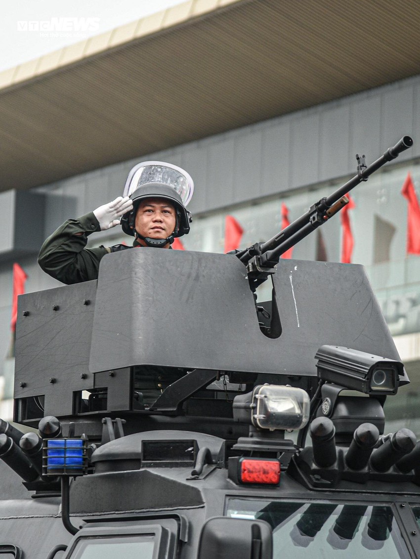 Cận cảnh d&agrave;n xe đặc chủng chống khủng bố của Cảnh s&aacute;t cơ động - Ảnh 8.