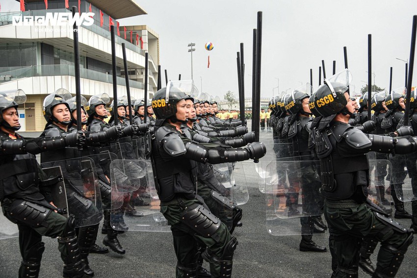 Cận cảnh d&agrave;n xe đặc chủng chống khủng bố của Cảnh s&aacute;t cơ động - Ảnh 18.