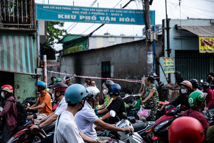 Cảnh hoang tàn sau vụ cháy dãy nhà ở quận 8 - Ảnh 1.