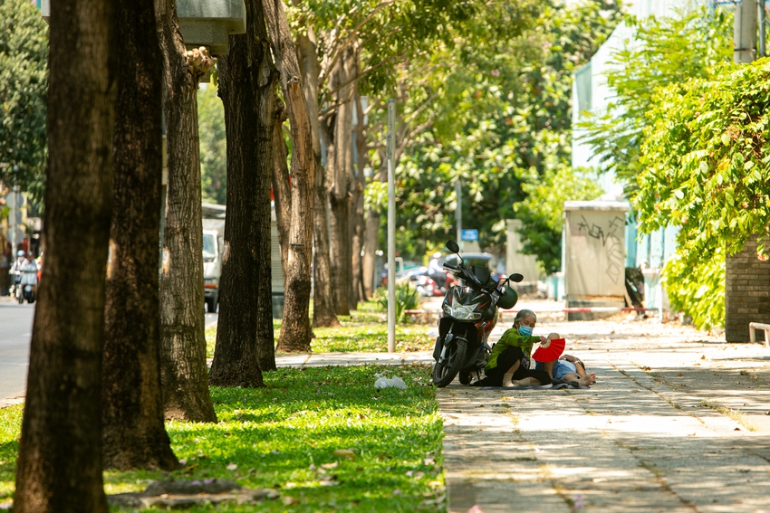 Nóng hầm hập như lò bát quái, người dân TPHCM kêu trời: Bước ra khỏi phòng lạnh là bơi trong biển... mồ hôi - Ảnh 9.