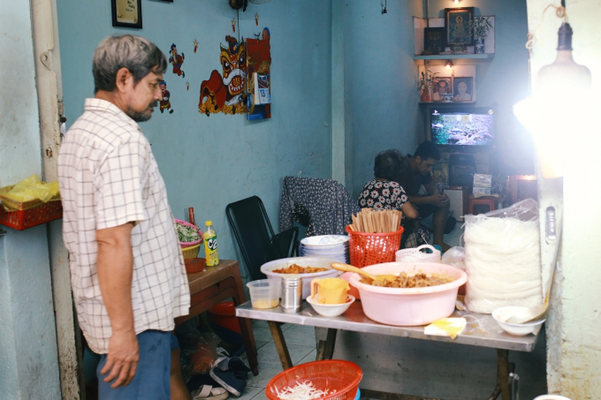 Hai anh em gốc Ấn tiếp quản tiệm bò kho nổi tiếng gần 30 năm ở TP.HCM, người nghèo được ăn với giá rẻ như cho - Ảnh 11.