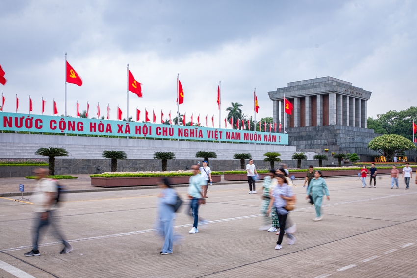 Phố phường Thủ đô rợp cờ hoa kỷ niệm 134 năm ngày sinh Chủ tịch Hồ Chí Minh, dòng người bồi hồi xếp hàng vào Lăng viếng Bác - Ảnh 11.