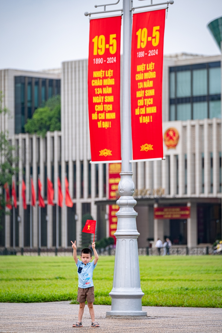 Phố phường Thủ đô rợp cờ hoa kỷ niệm 134 năm ngày sinh Chủ tịch Hồ Chí Minh, dòng người bồi hồi xếp hàng vào Lăng viếng Bác - Ảnh 9.