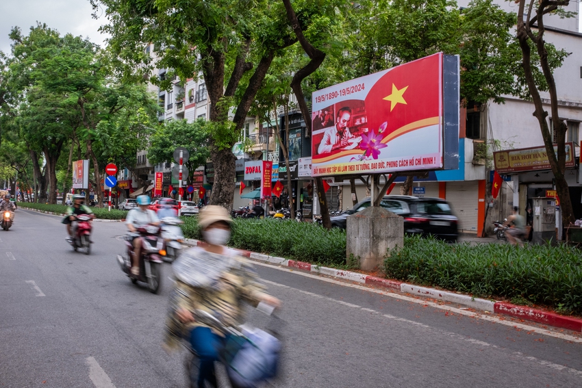 Phố phường Thủ đô rợp cờ hoa kỷ niệm 134 năm ngày sinh Chủ tịch Hồ Chí Minh, dòng người bồi hồi xếp hàng vào Lăng viếng Bác - Ảnh 3.