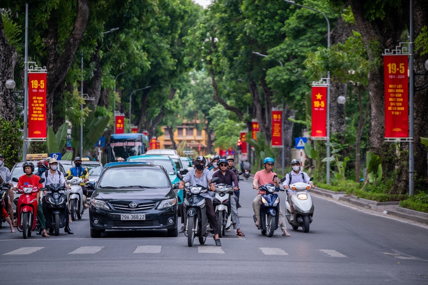 Phố phường Thủ đô rợp cờ hoa kỷ niệm 134 năm ngày sinh Chủ tịch Hồ Chí Minh, dòng người bồi hồi xếp hàng vào Lăng viếng Bác - Ảnh 1.