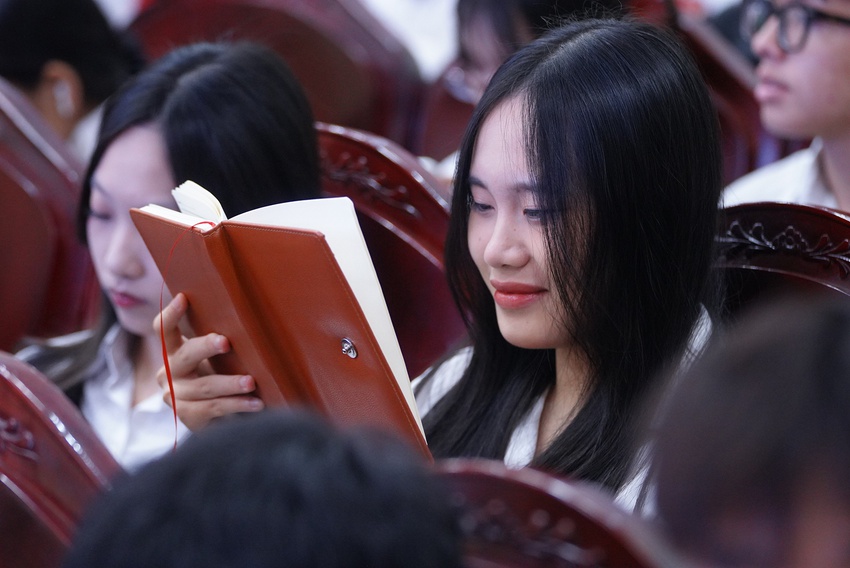 Lễ bế giảng tại trường chuyên cấp 3 trẻ nhất Việt Nam: Sau hôm nay, chúng mình đã lớn! - Ảnh 8.