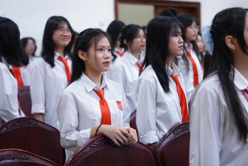 Lễ bế giảng tại trường chuyên cấp 3 trẻ nhất Việt Nam: Sau hôm nay, chúng mình đã lớn! - Ảnh 6.