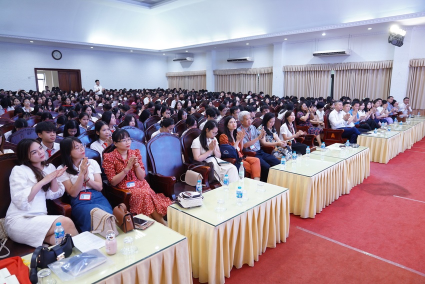 Lễ bế giảng tại trường chuyên cấp 3 trẻ nhất Việt Nam: Sau hôm nay, chúng mình đã lớn! - Ảnh 2.