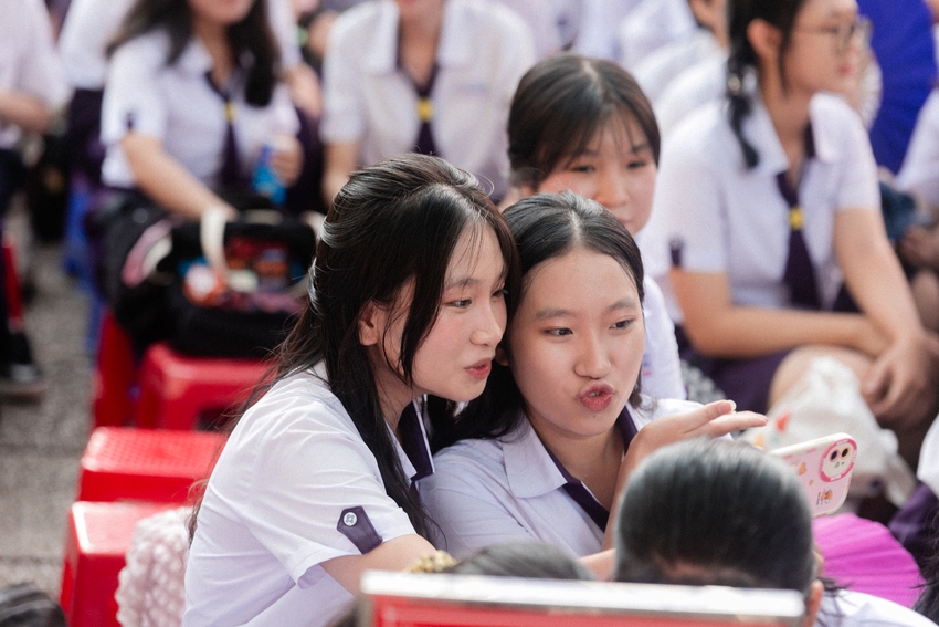 Dàn nữ sinh xinh ơi là xinh chiếm spotlight tại lễ bế giảng THPT Nguyễn Thị Minh Khai - Ảnh 14.