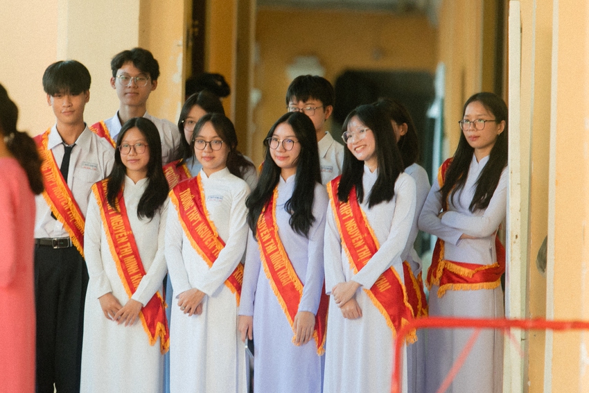 Dàn nữ sinh xinh ơi là xinh chiếm spotlight tại lễ bế giảng THPT Nguyễn Thị Minh Khai - Ảnh 1.