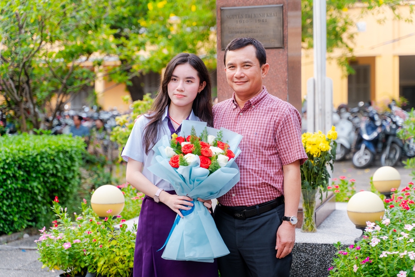 Học sinh Nguyễn Thị Minh Khai ôm nhau khóc nức nở trong lễ trưởng thành: Sau đêm nay, tất cả chỉ còn là kỷ niệm! - Ảnh 5.