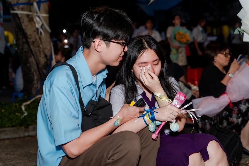 Học sinh Nguyễn Thị Minh Khai ôm nhau khóc nức nở trong lễ trưởng thành: Sau đêm nay, tất cả chỉ còn là kỷ niệm! - Ảnh 12.