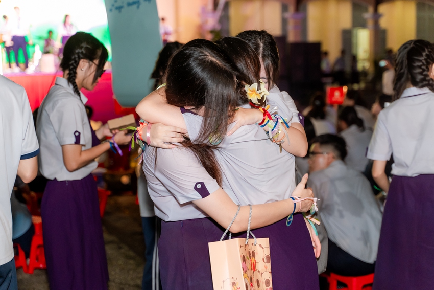 Học sinh Nguyễn Thị Minh Khai ôm nhau khóc nức nở trong lễ trưởng thành: Sau đêm nay, tất cả chỉ còn là kỷ niệm! - Ảnh 8.
