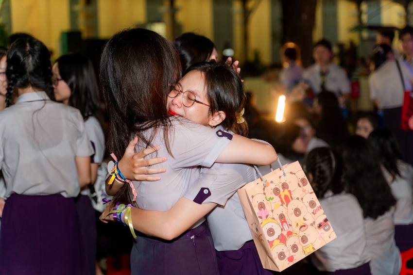 Học sinh Nguyễn Thị Minh Khai ôm nhau khóc nức nở trong lễ trưởng thành: Sau đêm nay, tất cả chỉ còn là kỷ niệm! - Ảnh 9.