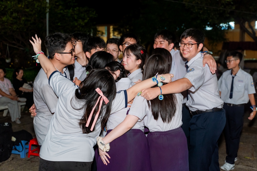 Học sinh Nguyễn Thị Minh Khai ôm nhau khóc nức nở trong lễ trưởng thành: Sau đêm nay, tất cả chỉ còn là kỷ niệm! - Ảnh 7.