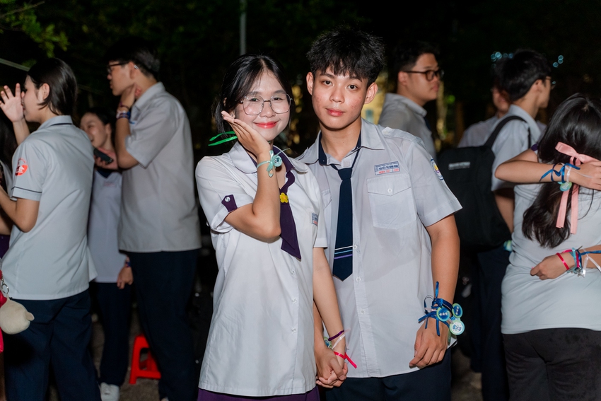 Học sinh Nguyễn Thị Minh Khai ôm nhau khóc nức nở trong lễ trưởng thành: Sau đêm nay, tất cả chỉ còn là kỷ niệm! - Ảnh 13.