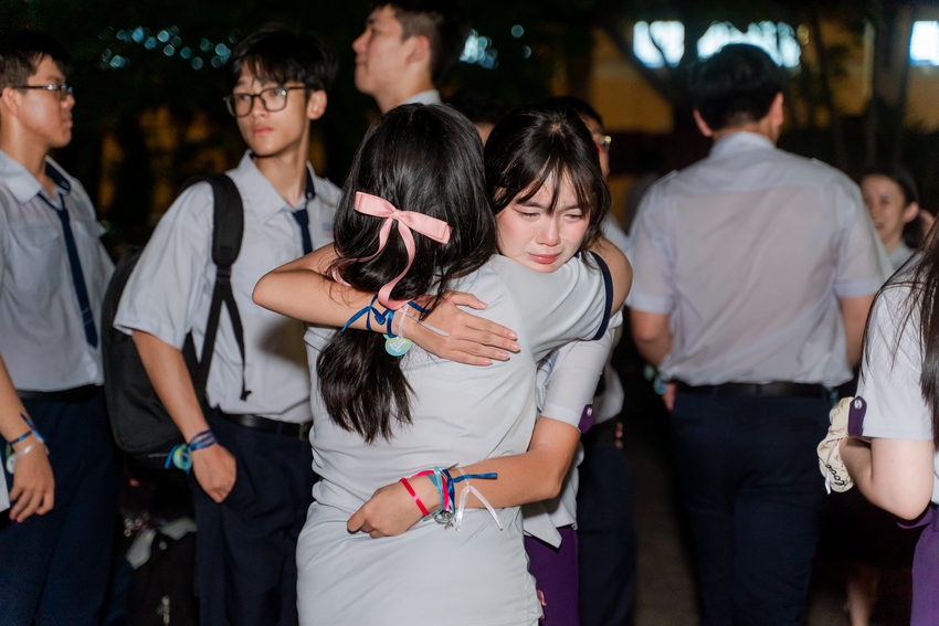 Học sinh Nguyễn Thị Minh Khai ôm nhau khóc nức nở trong lễ trưởng thành: Sau đêm nay, tất cả chỉ còn là kỷ niệm! - Ảnh 11.