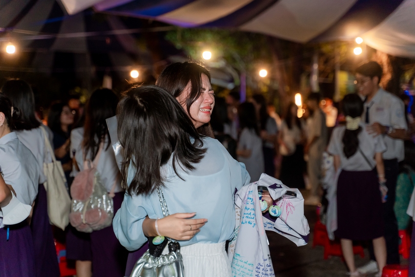Học sinh Nguyễn Thị Minh Khai ôm nhau khóc nức nở trong lễ trưởng thành: Sau đêm nay, tất cả chỉ còn là kỷ niệm! - Ảnh 10.
