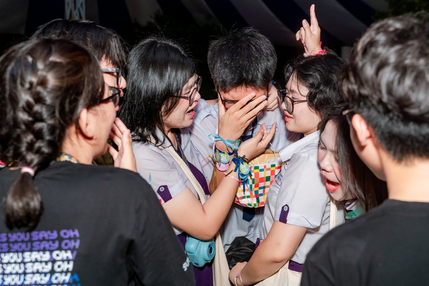 Học sinh Nguyễn Thị Minh Khai ôm nhau khóc nức nở trong lễ trưởng thành: Sau đêm nay, tất cả chỉ còn là kỷ niệm! - Ảnh 6.
