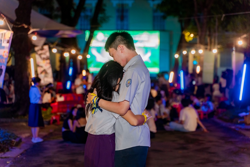 Học sinh Nguyễn Thị Minh Khai ôm nhau khóc nức nở trong lễ trưởng thành: Sau đêm nay, tất cả chỉ còn là kỷ niệm! - Ảnh 15.
