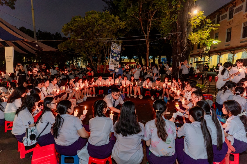 Học sinh Nguyễn Thị Minh Khai ôm nhau khóc nức nở trong lễ trưởng thành: Sau đêm nay, tất cả chỉ còn là kỷ niệm! - Ảnh 16.