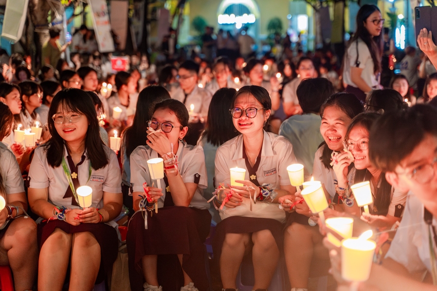 Học sinh Nguyễn Thị Minh Khai ôm nhau khóc nức nở trong lễ trưởng thành: Sau đêm nay, tất cả chỉ còn là kỷ niệm! - Ảnh 17.