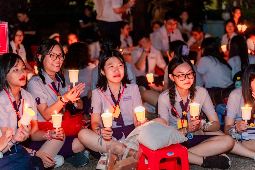 Học sinh Nguyễn Thị Minh Khai ôm nhau khóc nức nở trong lễ trưởng thành: Sau đêm nay, tất cả chỉ còn là kỷ niệm! - Ảnh 18.