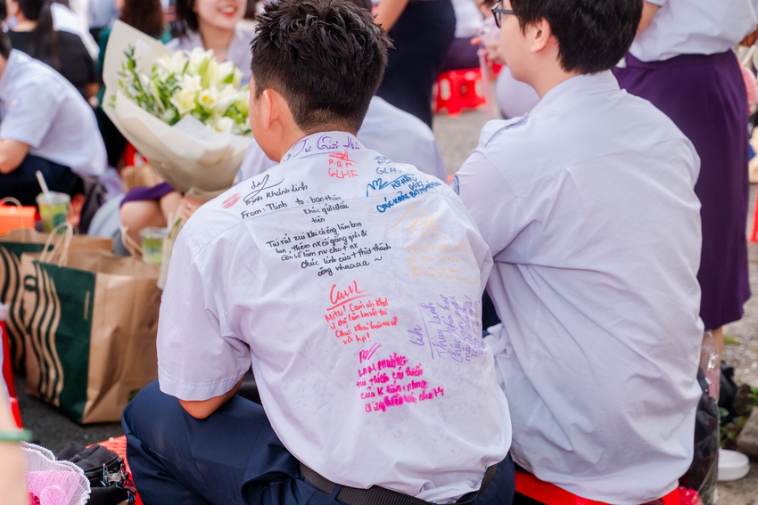 Học sinh Nguyễn Thị Minh Khai ôm nhau khóc nức nở trong lễ trưởng thành: Sau đêm nay, tất cả chỉ còn là kỷ niệm! - Ảnh 3.