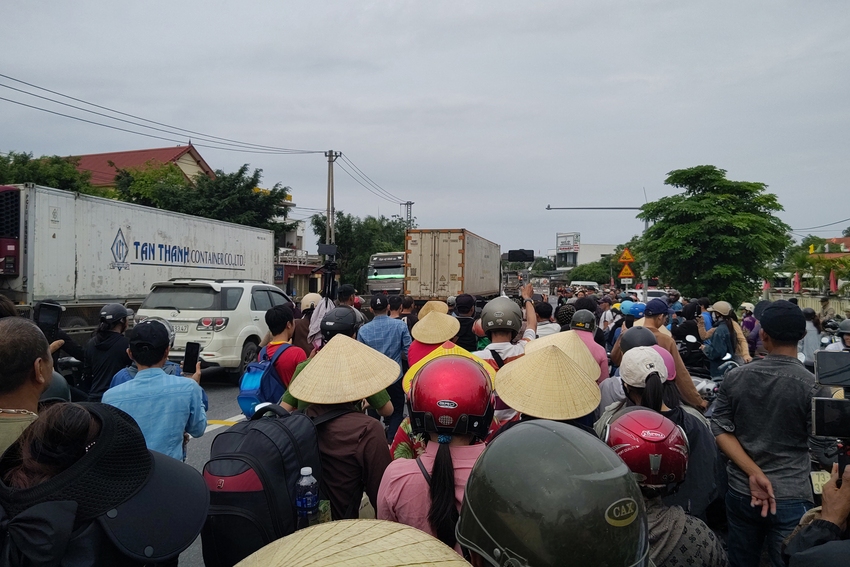 Tận mắt thấy ông Thích Minh Tuệ bị bao vây bởi đám đông YouTuber, TikToker ở Quảng Bình, gây hỗn loạn, tắc nghẽn giao thông - Ảnh 16.