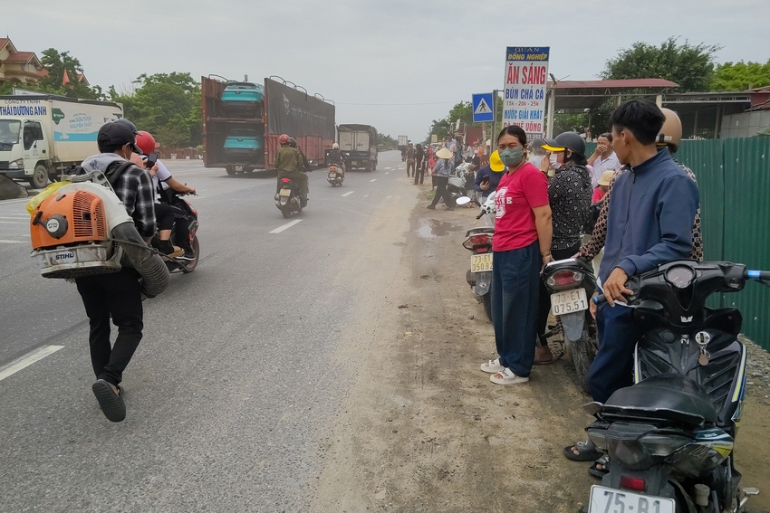 Tận mắt thấy ông Thích Minh Tuệ bị bao vây bởi đám đông YouTuber, TikToker ở Quảng Bình, gây hỗn loạn, tắc nghẽn giao thông - Ảnh 12.