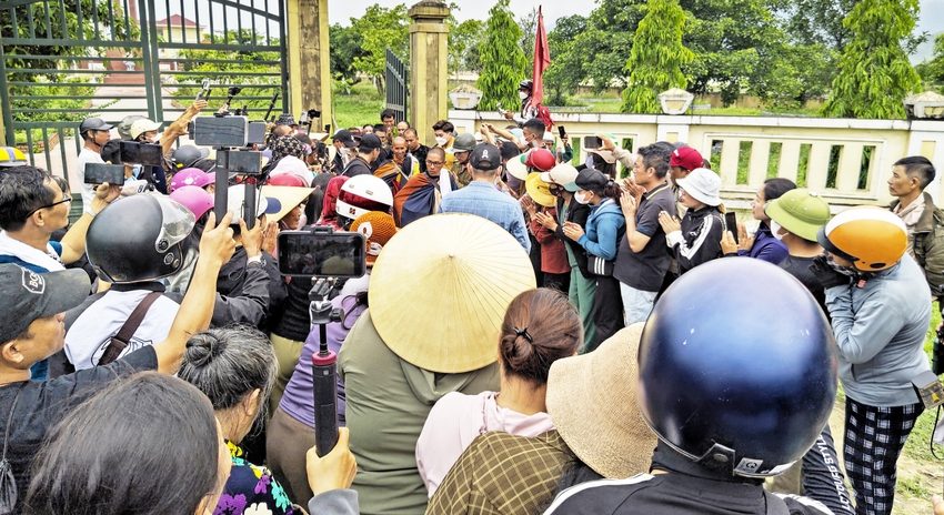 Tận mắt thấy ông Thích Minh Tuệ bị bao vây bởi đám đông YouTuber, TikToker ở Quảng Bình, gây hỗn loạn, tắc nghẽn giao thông - Ảnh 2.