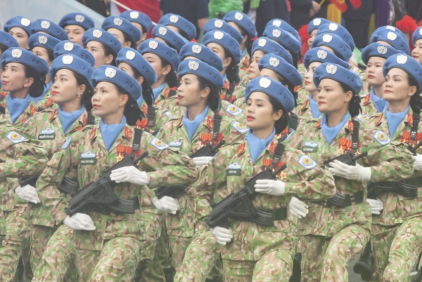 Những ánh mắt tràn ngập tự hào của quân và dân ta trong lễ diễu binh, diễu hành kỷ niệm 70 năm Chiến thắng Điện Biên Phủ - Ảnh 9.