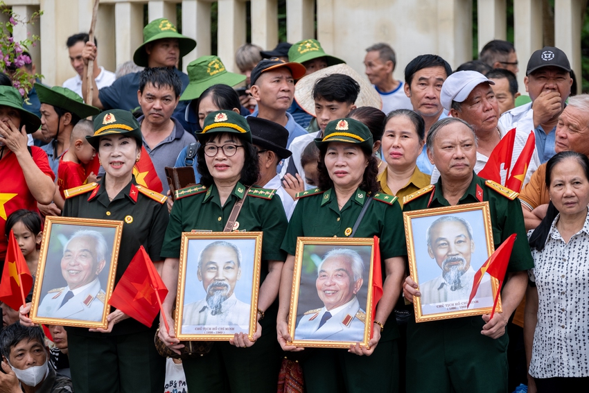 Những ánh mắt tràn ngập tự hào của quân và dân ta trong lễ diễu binh, diễu hành kỷ niệm 70 năm Chiến thắng Điện Biên Phủ - Ảnh 29.