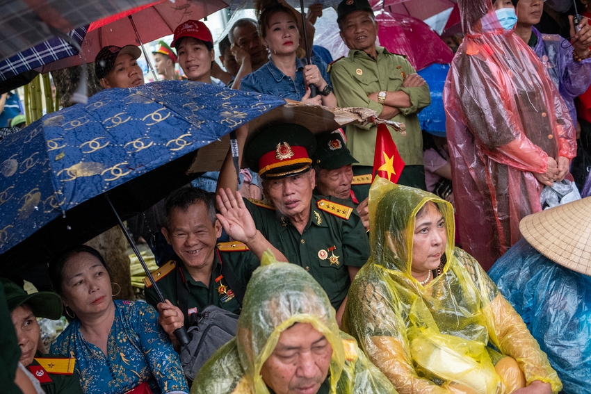 Những ánh mắt tràn ngập tự hào của quân và dân ta trong lễ diễu binh, diễu hành kỷ niệm 70 năm Chiến thắng Điện Biên Phủ - Ảnh 2.