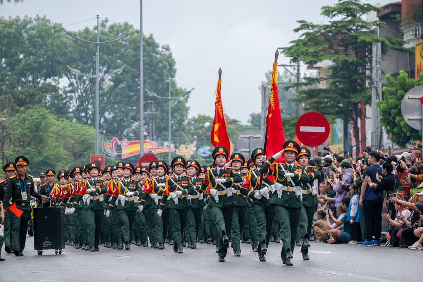 Những ánh mắt tràn ngập tự hào của quân và dân ta trong lễ diễu binh, diễu hành kỷ niệm 70 năm Chiến thắng Điện Biên Phủ - Ảnh 15.