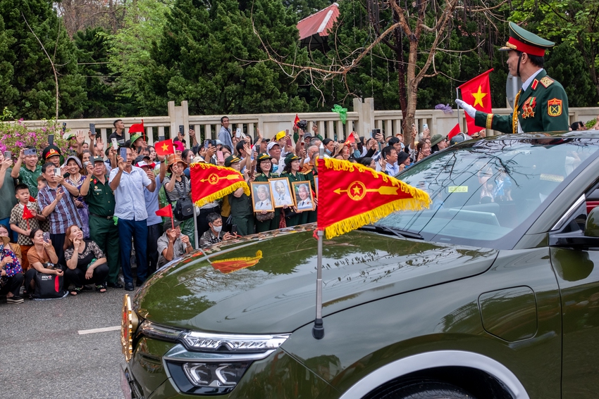 Những ánh mắt tràn ngập tự hào của quân và dân ta trong lễ diễu binh, diễu hành kỷ niệm 70 năm Chiến thắng Điện Biên Phủ - Ảnh 22.