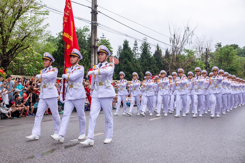 Những ánh mắt tràn ngập tự hào của quân và dân ta trong lễ diễu binh, diễu hành kỷ niệm 70 năm Chiến thắng Điện Biên Phủ - Ảnh 20.