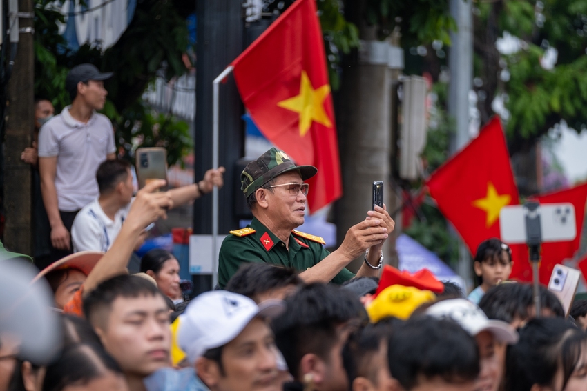 Những ánh mắt tràn ngập tự hào của quân và dân ta trong lễ diễu binh, diễu hành kỷ niệm 70 năm Chiến thắng Điện Biên Phủ - Ảnh 27.