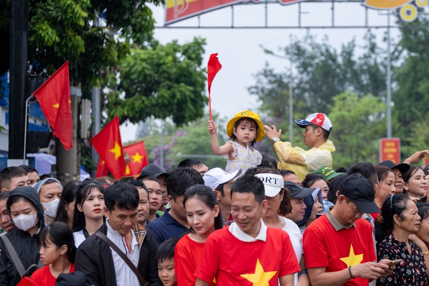 Những ánh mắt tràn ngập tự hào của quân và dân ta trong lễ diễu binh, diễu hành kỷ niệm 70 năm Chiến thắng Điện Biên Phủ - Ảnh 28.